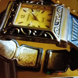 Elegant Geneva Elite Vintage Woman's Watch